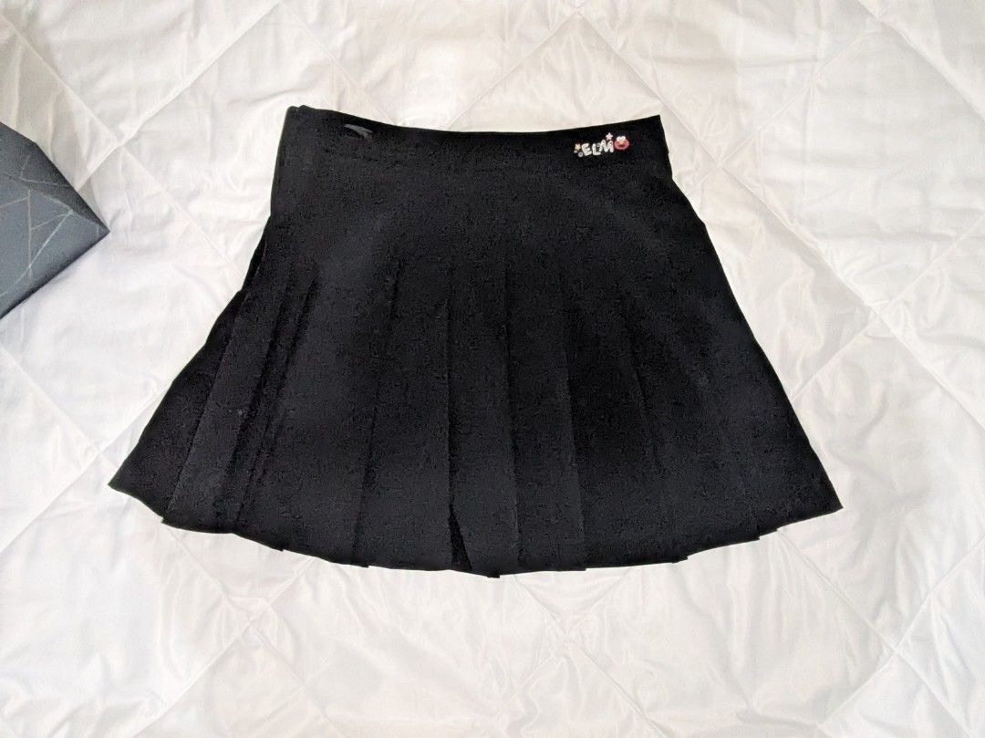 Pleated skirt (Category: Activewear) located in Makati City. Submitted by dunseen (Listing ID 1462608983, Image 1). Description: small-med.