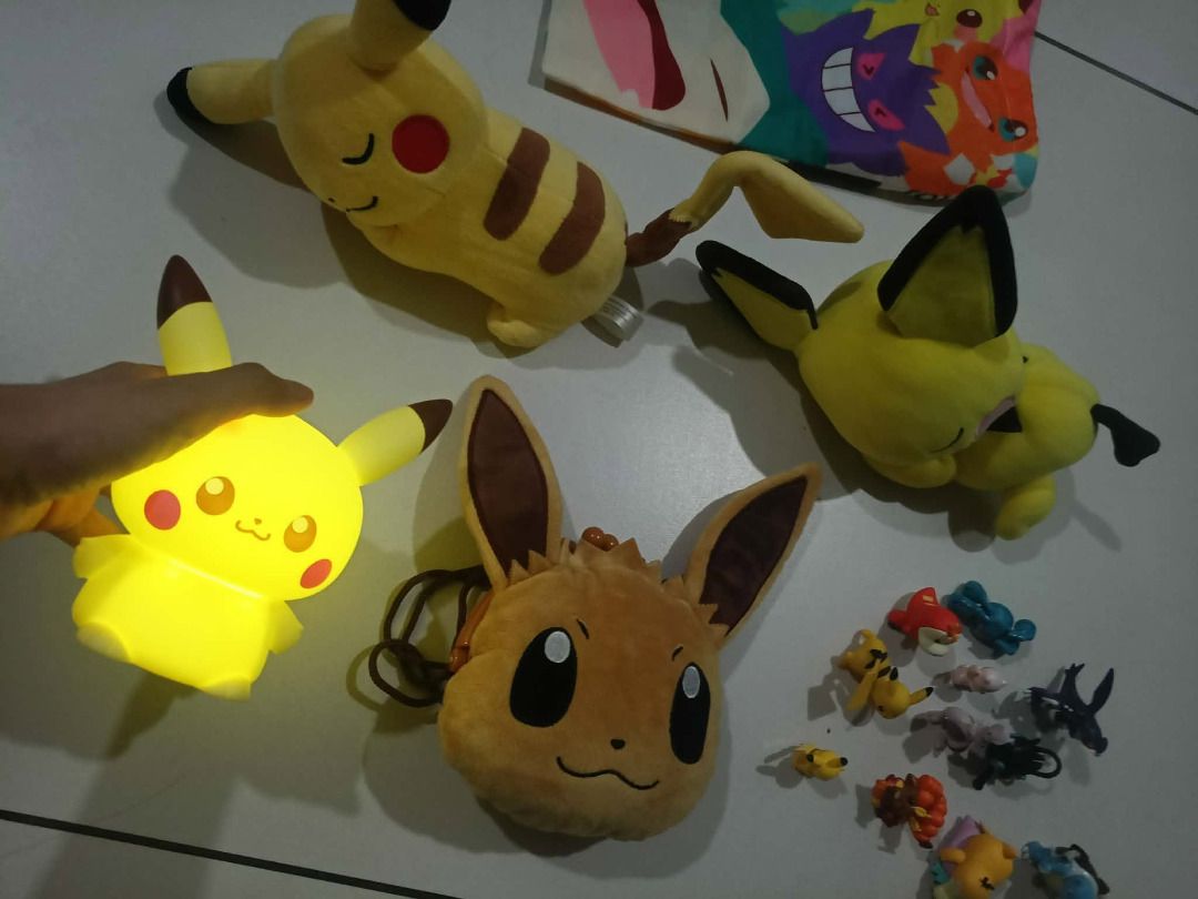 Pokemon Pikachu, Eevee Plushies & Mini Figurines Set (Category: Plushies & Soft Toys) located in Manila. Submitted by gencomanila (Listing ID 1462508813, Image 1). Description: - Bundle includes: 2 Pikachu plushies, 1 Eevee pouch, 1 Pikachu night light - Also includes a collection of mini Pokemon figurines - Ideal for any Pokemon fan or collector.