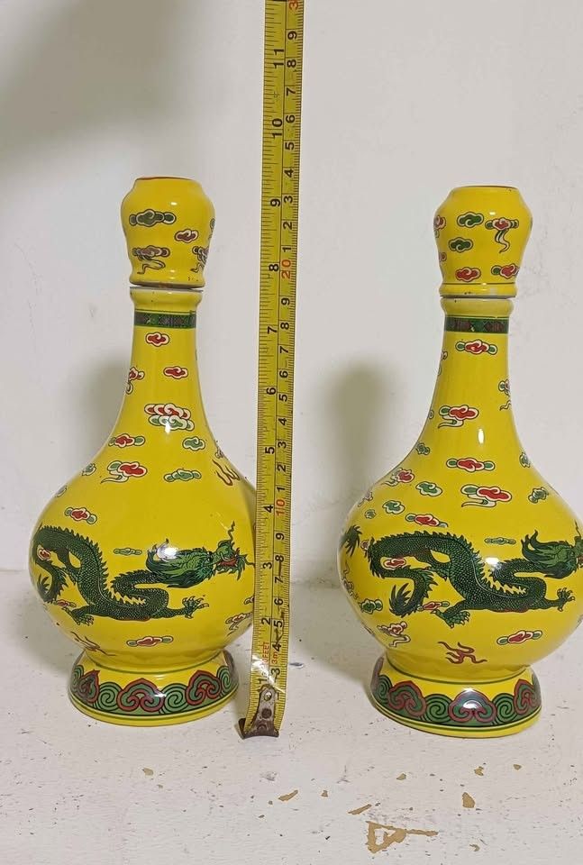 Porcelain jar (Category: Vases & Decorative Bowls) located in Manila. Submitted by thrifty.sh0p (Listing ID 1462653709, Image 2). Description: Fs Antique Porcelain jar Pm sent if interested, cod.