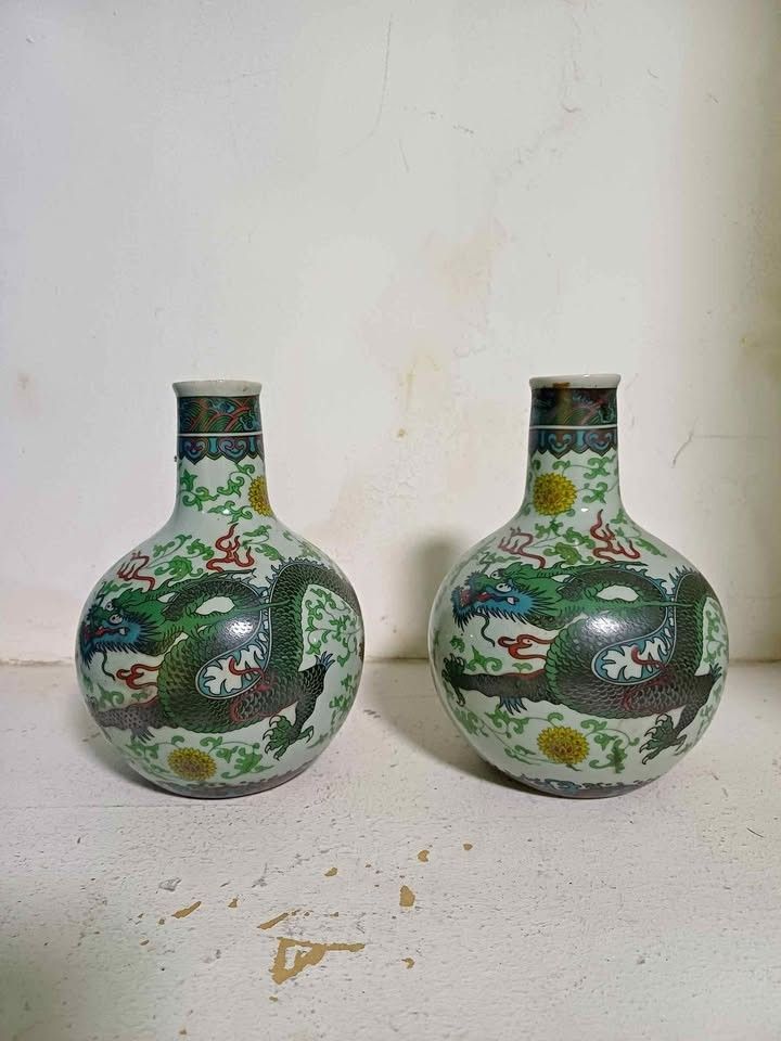 Porcelain Vase (Category: Vases & Decorative Bowls) located in Manila. Submitted by thrifty.sh0p (Listing ID 1462653037, Image 1). Description: Vintage porcelain Vase Pm if interested 🙂 cod.
