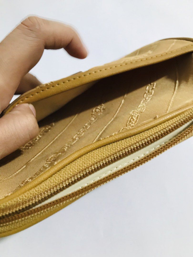 POUCH (Category: Purses & Pouches) located in Gamu. Submitted by 2022bagsbunny (Listing ID 1462491193, Image 3). Description: .