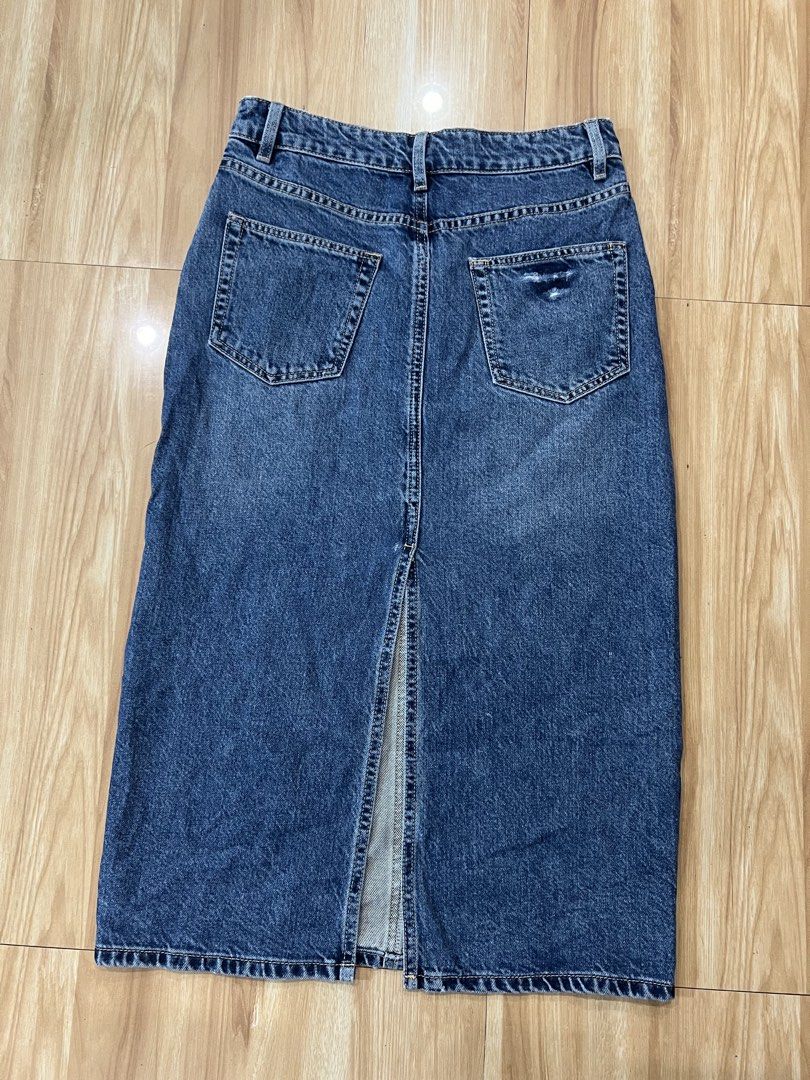 Prada (Category: Skirts) located in Lipa City. Submitted by thyra06 (Listing ID 1462564331, Image 3). Description: Prada highwaist midi skirt good as new size 27/28.