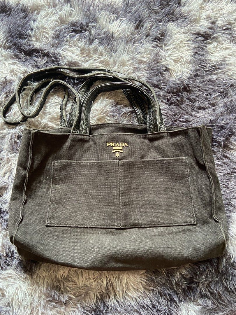 Prada handbag (Category: Luxury Bags & Wallets) located in Manila. Submitted by jenqumd030 (Listing ID 1462508192, Image 1). Description: .