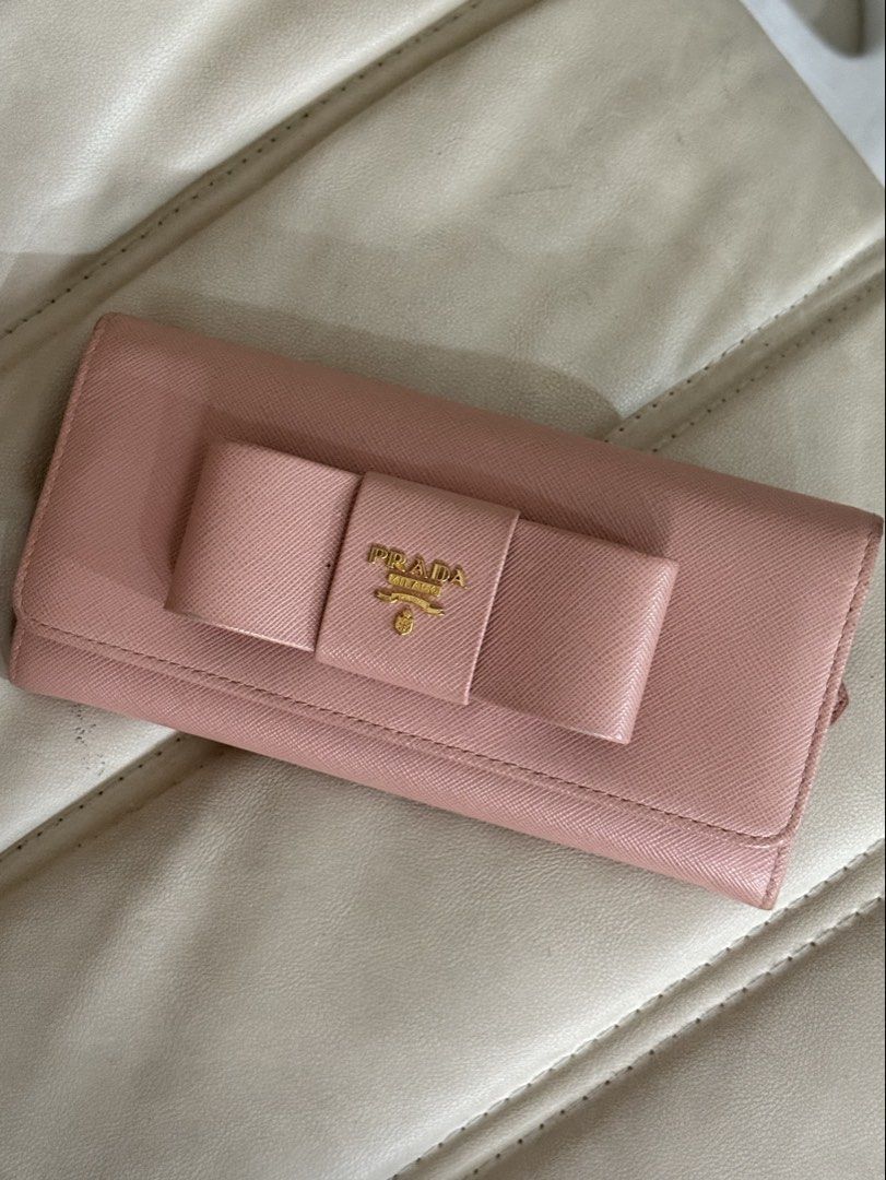 Prada Saffiano Bow Long Flap Wallet (Category: Wallets & Card holders) located in Marikina City. Submitted by lovegoeson (Listing ID 1462669272, Image 1). Description: Preloved Saffiano Bow Wallet ❌ no inclusions MOPs: Gcash/BDO Can be picked up Personal pickup only, no Lalamove/Grab booking. I can deliver to you, 500 fee to be paid prior to delivery. (deductible on total upon purchase).