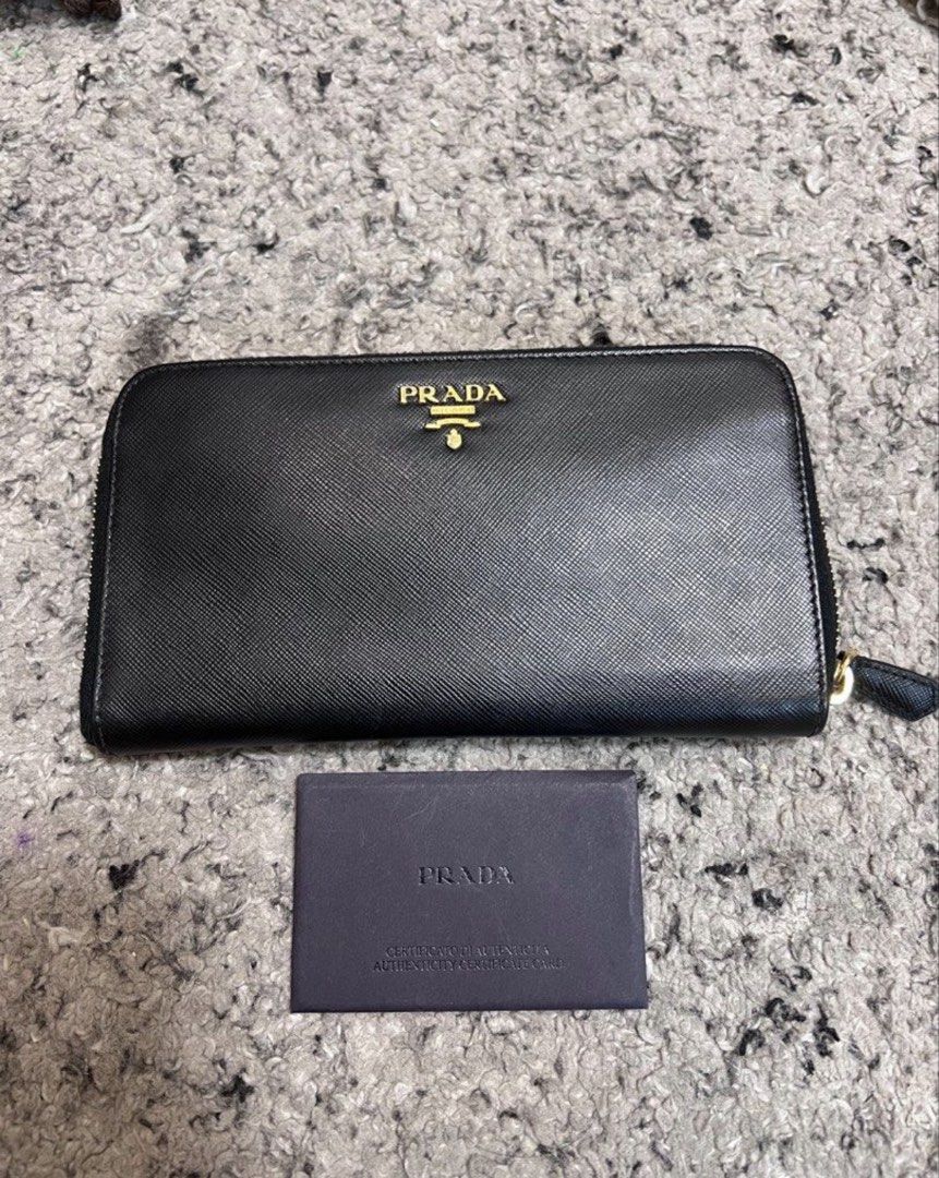 Prada Wallet (Category: Luxury Bags & Wallets) located in Las Pinas. Submitted by odee25 (Listing ID 1462469026, Image 1). Description: Flaw on the zipper. hindi na madulas .