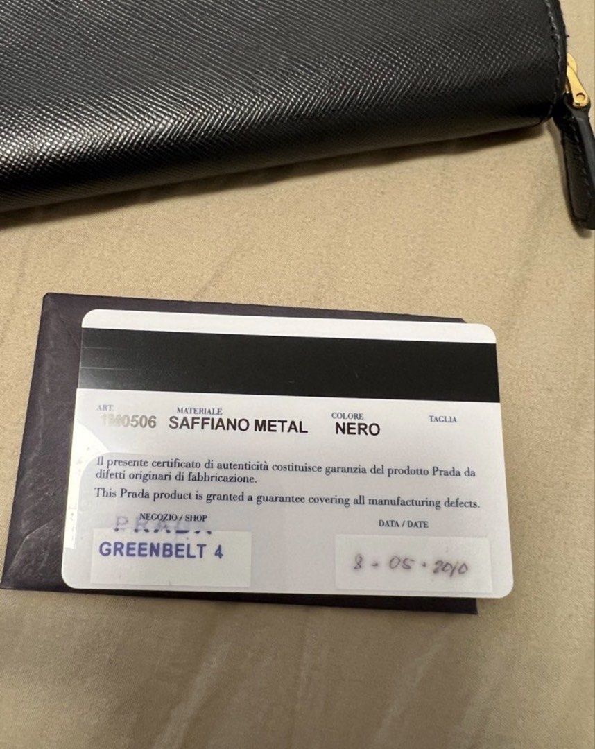 Prada Wallet (Category: Luxury Bags & Wallets) located in Las Pinas. Submitted by odee25 (Listing ID 1462469026, Image 3). Description: Flaw on the zipper. hindi na madulas .