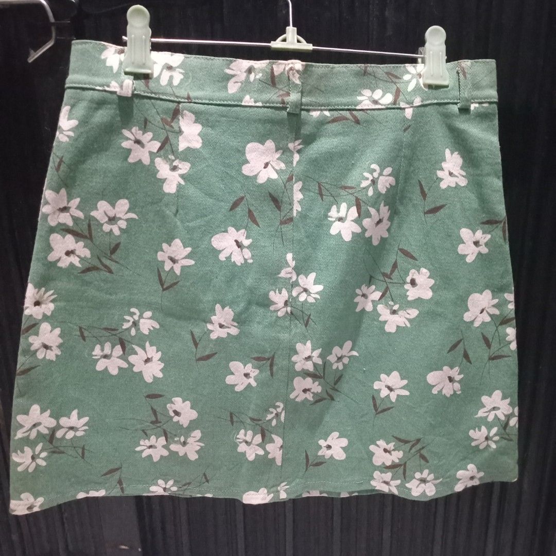 Printed floral denim skirt (Category: Skirts) located in Angono. Submitted by thrifted.fashionshop (Listing ID 1462625257, Image 2). Description: Size - 28 Length - 16.5 Fit - small / med * strechable *soft denim * botton down <NO ISSUES / FLAWS> <COLORS MAY VARY DUE TO LIGHTING> MOP : Gcash only COURIER : Jnt / Lalamove REMINDER : Shipping fee ay hindi kasama sa presyo ng item.