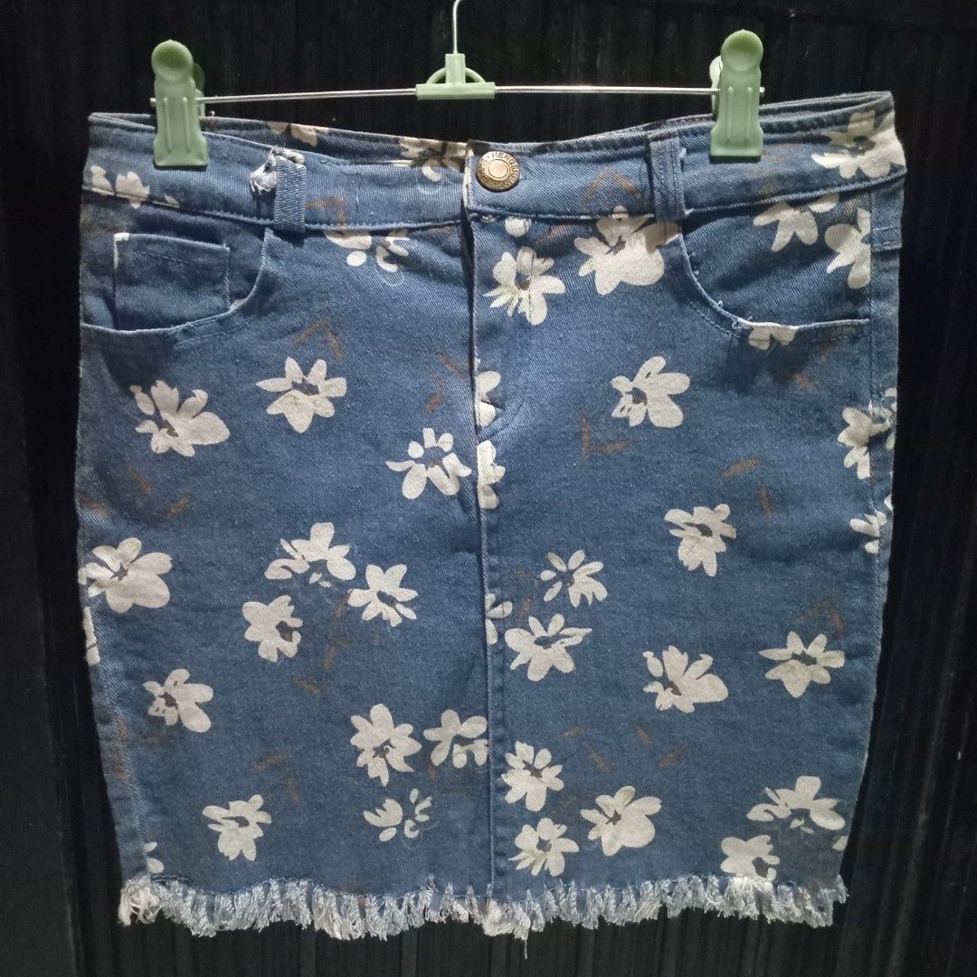 Printed floral denim skirt (Category: Skirts) located in Angono. Submitted by thrifted.fashionshop (Listing ID 1462626648, Image 1). Description: Size - 28 Length - 15 Fit - small / med * semi-strechable *soft denim * tattered <NO ISSUES / FLAWS> <COLORS MAY VARY DUE TO LIGHTING> MOP : Gcash only COURIER : Jnt / Lalamove REMINDER : Shipping fee ay hindi kasama sa presyo ng item.