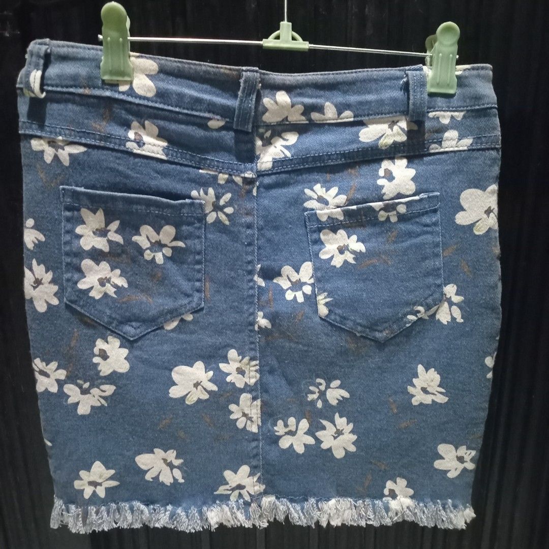 Printed floral denim skirt (Category: Skirts) located in Angono. Submitted by thrifted.fashionshop (Listing ID 1462626648, Image 2). Description: Size - 28 Length - 15 Fit - small / med * semi-strechable *soft denim * tattered <NO ISSUES / FLAWS> <COLORS MAY VARY DUE TO LIGHTING> MOP : Gcash only COURIER : Jnt / Lalamove REMINDER : Shipping fee ay hindi kasama sa presyo ng item.