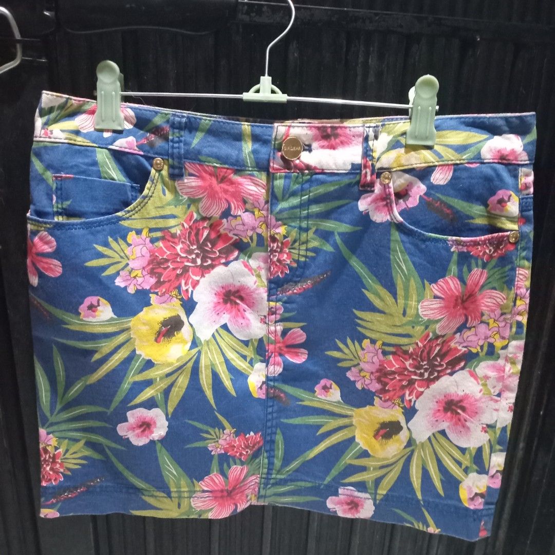 Printed floral denim skirt (Category: Skirts) located in Angono. Submitted by thrifted.fashionshop (Listing ID 1462627692, Image 1). Description: Size - 30 Length - 15 Fit - med / semi-large *not strechable *soft denim *clean cut <NO ISSUES / FLAWS> <COLORS MAY VARY DUE TO LIGHTING> MOP : Gcash only COURIER : Jnt / Lalamove REMINDER : Shipping fee ay hindi kasama sa presyo ng item.