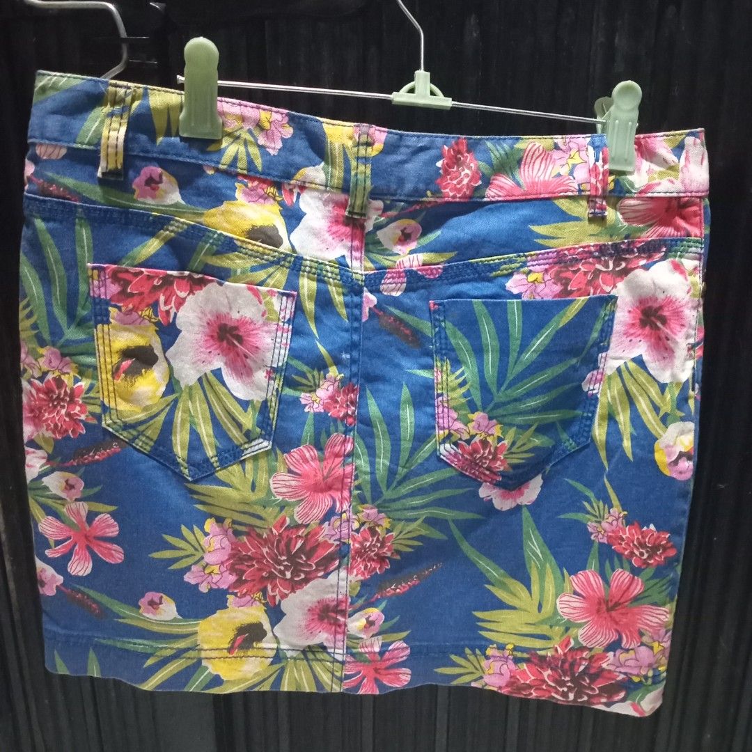 Printed floral denim skirt (Category: Skirts) located in Angono. Submitted by thrifted.fashionshop (Listing ID 1462627692, Image 2). Description: Size - 30 Length - 15 Fit - med / semi-large *not strechable *soft denim *clean cut <NO ISSUES / FLAWS> <COLORS MAY VARY DUE TO LIGHTING> MOP : Gcash only COURIER : Jnt / Lalamove REMINDER : Shipping fee ay hindi kasama sa presyo ng item.