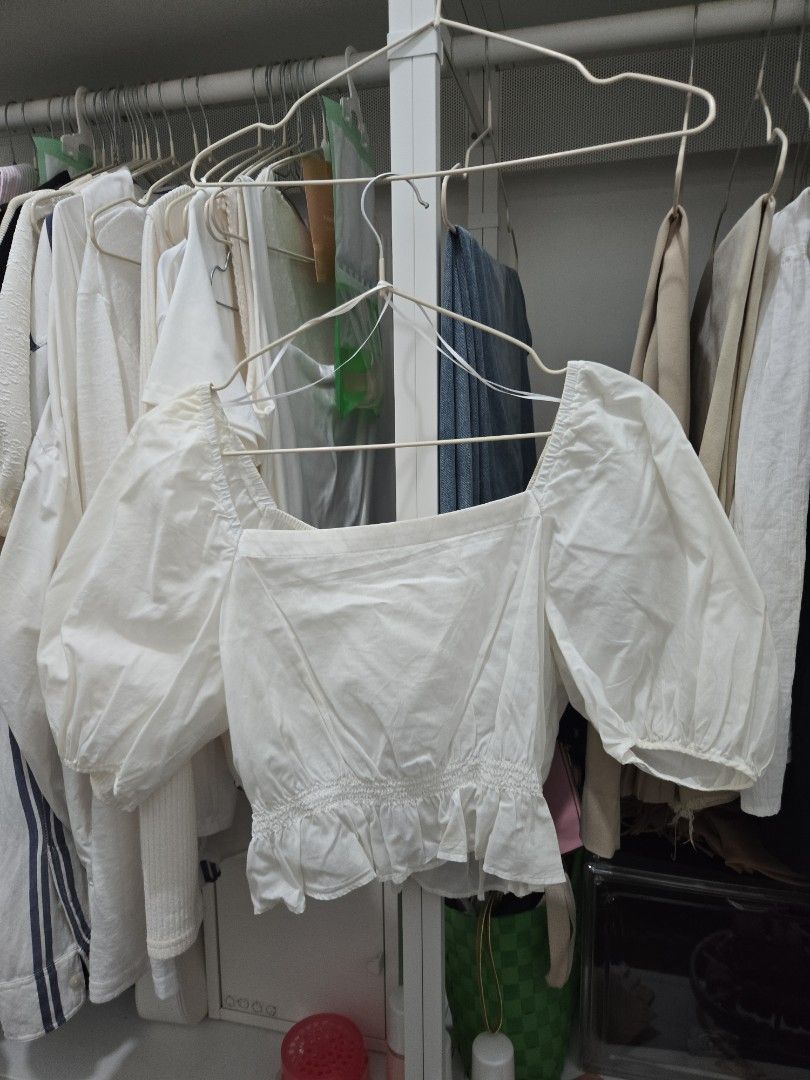 Puffy Sleeves Top - Uniqlo (Category: Blouses) located in Agoncillo. Submitted by ariannacvii (Listing ID 1462441278, Image 1). Description: 👚 Pre-Loved Puffy Sleeves Top — ₱200 I’m currently decluttering my wardrobe and letting go of some of my pre-loved clothes! 🤍 • Size: M • Brand: Uniqlo • Condition: Like New • Price: ₱200 ✨ Perfect for casual, everyday outfits and easy to style! 📌 IMPORTANT NOTE: Some of my clothes have been stored and un