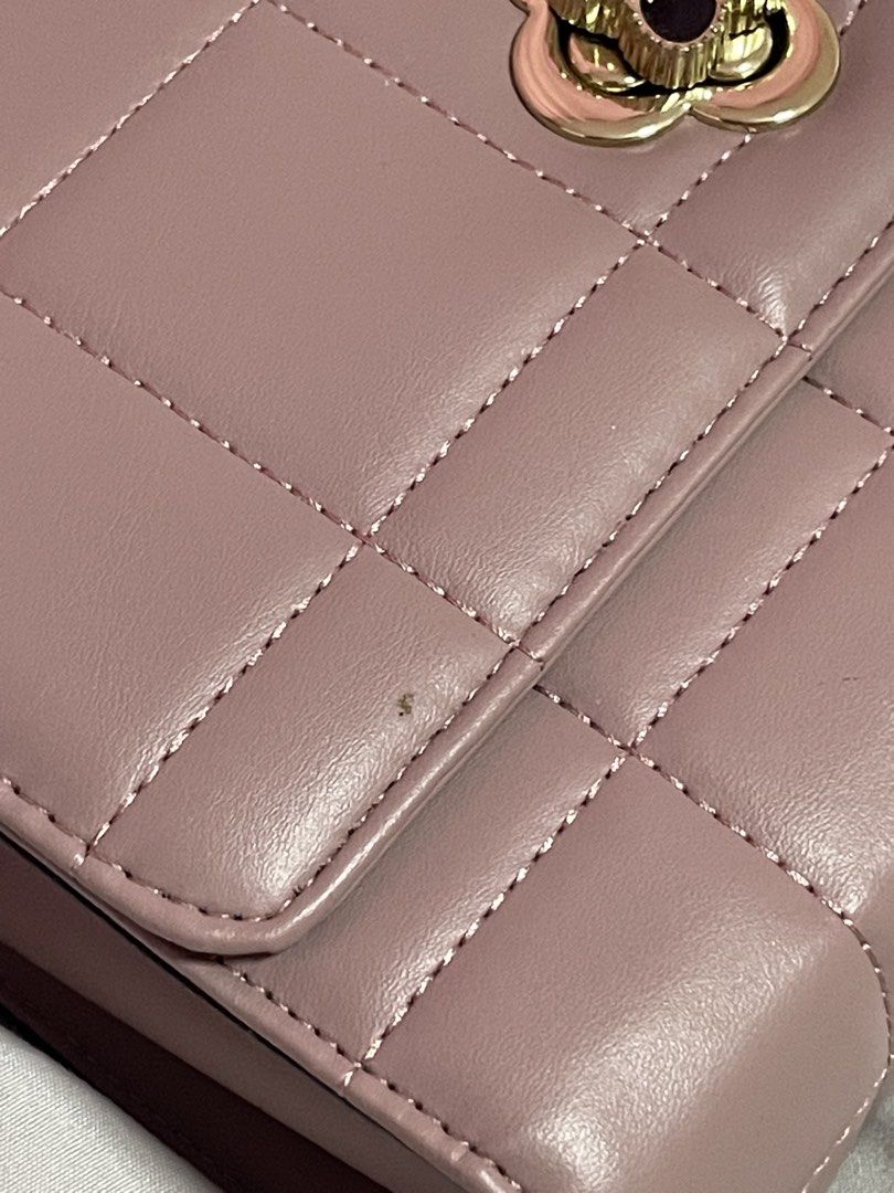 Quilted Chain Bag with Gold Clasp (Category: Luxury Bags & Wallets) located in Manila. Submitted by roxyqk (Listing ID 1462470625, Image 2). Description: - NEVER BEEN USED - 2nd Image flaw from being stocked - 3rd Image flaw are loose threads that came with the bag (I think manuf defect) rfs: genuinely need more space on my closet.