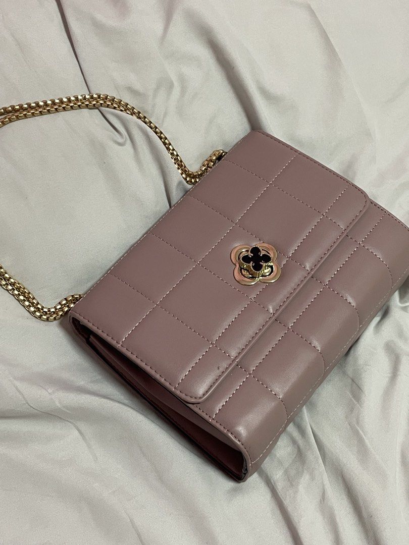 Quilted Chain Bag with Gold Clasp (Category: Luxury Bags & Wallets) located in Manila. Submitted by roxyqk (Listing ID 1462470625, Image 1). Description: - NEVER BEEN USED - 2nd Image flaw from being stocked - 3rd Image flaw are loose threads that came with the bag (I think manuf defect) rfs: genuinely need more space on my closet.