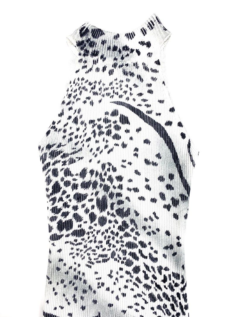 Random High Neck Animal Print Ribbed Top (Category: Sleeveless) located in Angeles City. Submitted by fruits.ph (Listing ID 1462495277, Image 2). Description: Measurements B:12” W:10.5” L:21” Size on Tag: ❌ Best Fit: S-M *Flat lay measurements* Mannequin Size: M (34”; 25”) Color Rate: 10/10 Flaws: None Fabric Type: Knitted Cotton/ Stretchable Fabric ***Color may vary due to lighting. This item is properly washed and disinfected.***.