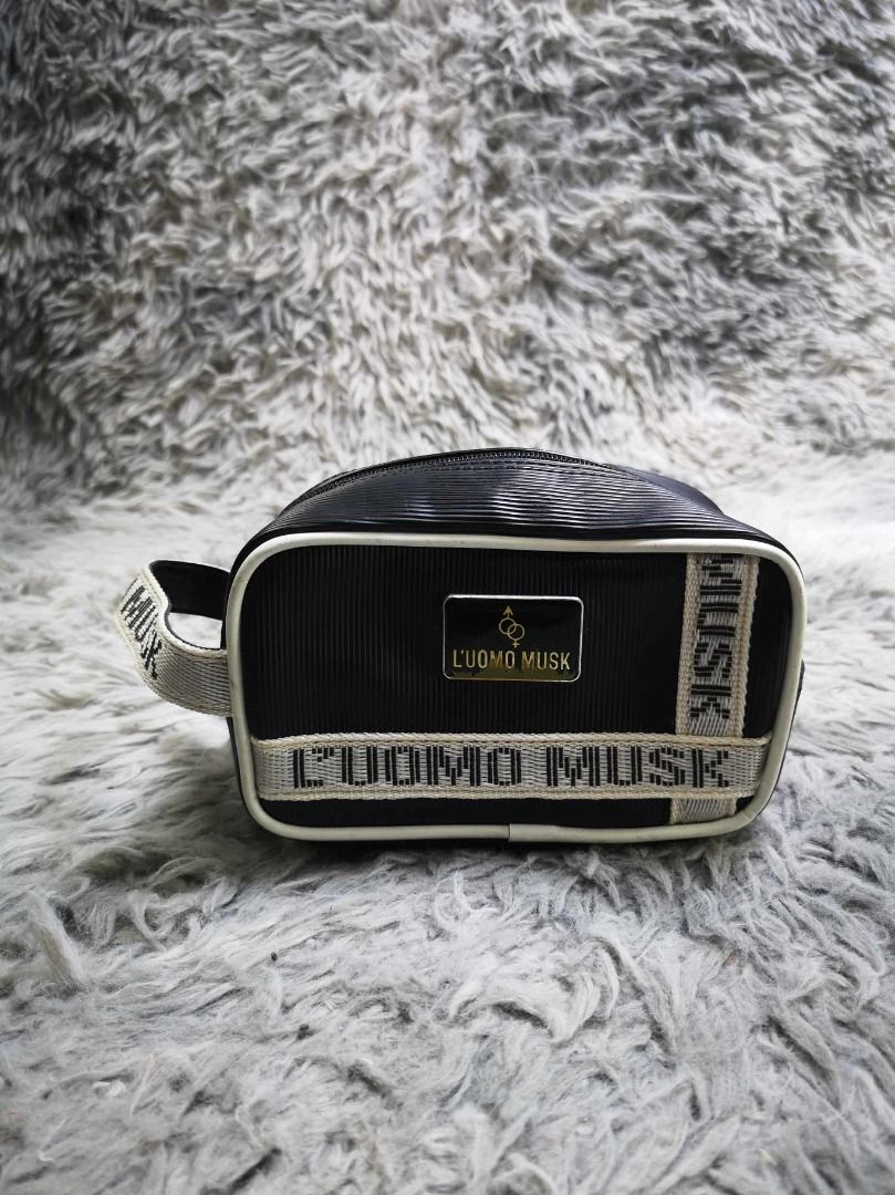 Rectangular Side Handle Coin Purse (Category: Purses & Pouches) located in Santa Cruz. Submitted by jmy_surplus.2 (Listing ID 1462480124, Image 1). Description: Size ; L - 4.4 W - 6.6 Color ; Black Type ; Purse Brand ; No brand Material ; Synthetic Style ; Black & White Zipper Closure Coin Purse LR 129 JMY 1 Batch #221.