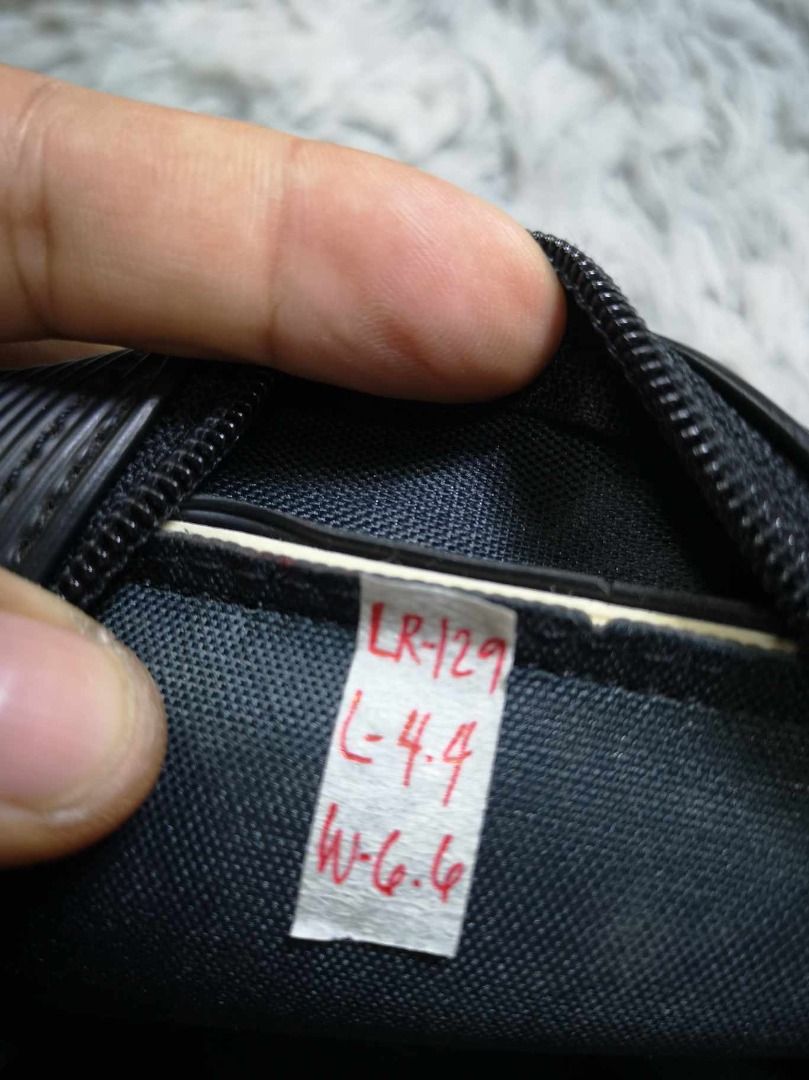 Rectangular Side Handle Coin Purse (Category: Purses & Pouches) located in Santa Cruz. Submitted by jmy_surplus.2 (Listing ID 1462480124, Image 2). Description: Size ; L - 4.4 W - 6.6 Color ; Black Type ; Purse Brand ; No brand Material ; Synthetic Style ; Black & White Zipper Closure Coin Purse LR 129 JMY 1 Batch #221.