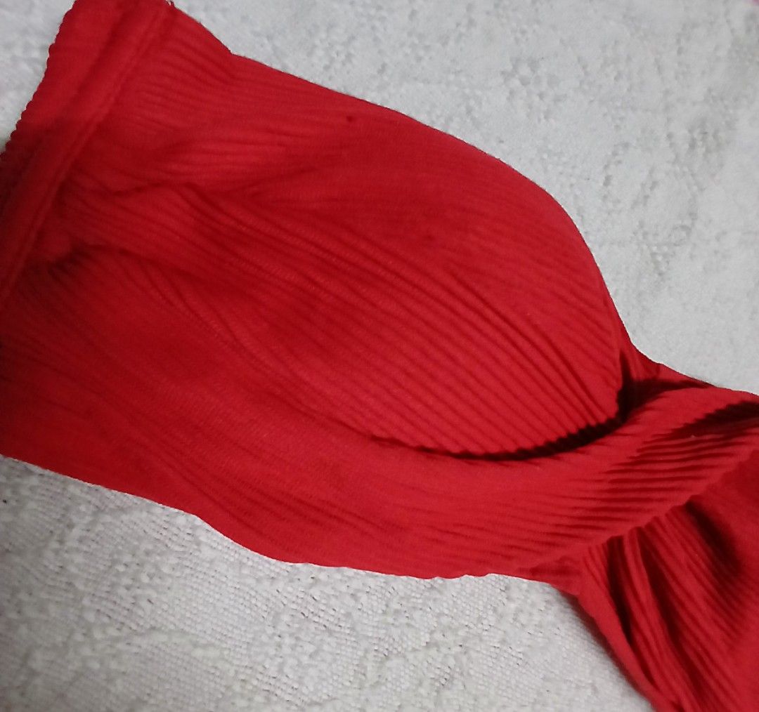 Red bandeau (Category: Bikinis & Swimsuits) located in Quezon City. Submitted by charchartindahan (Listing ID 1462619004, Image 3). Description: 🔴thrift, kindly check the photo & need wash before use, branded 🔴Gcash payment, by pick up & Jrs Express 🔴loc.near U.P Diliman Q.V C.