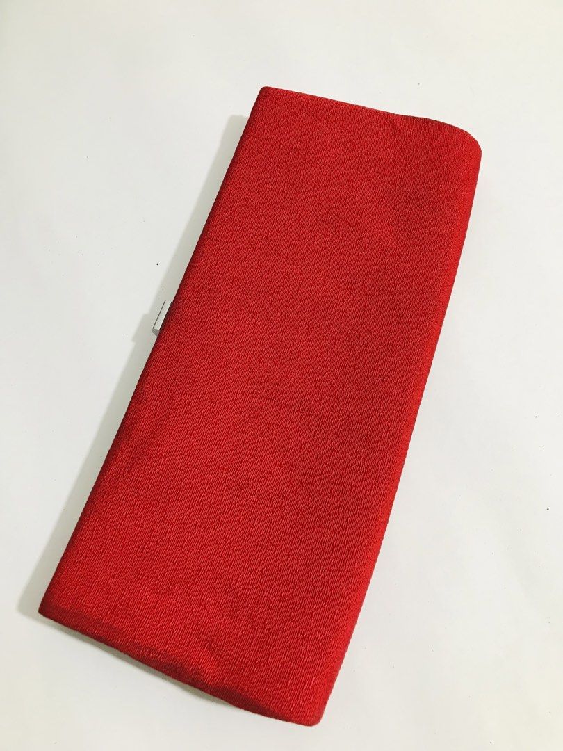 RED POUCH (Category: Purses & Pouches) located in Gamu. Submitted by 2022bagsbunny (Listing ID 1462489100, Image 2). Description: .