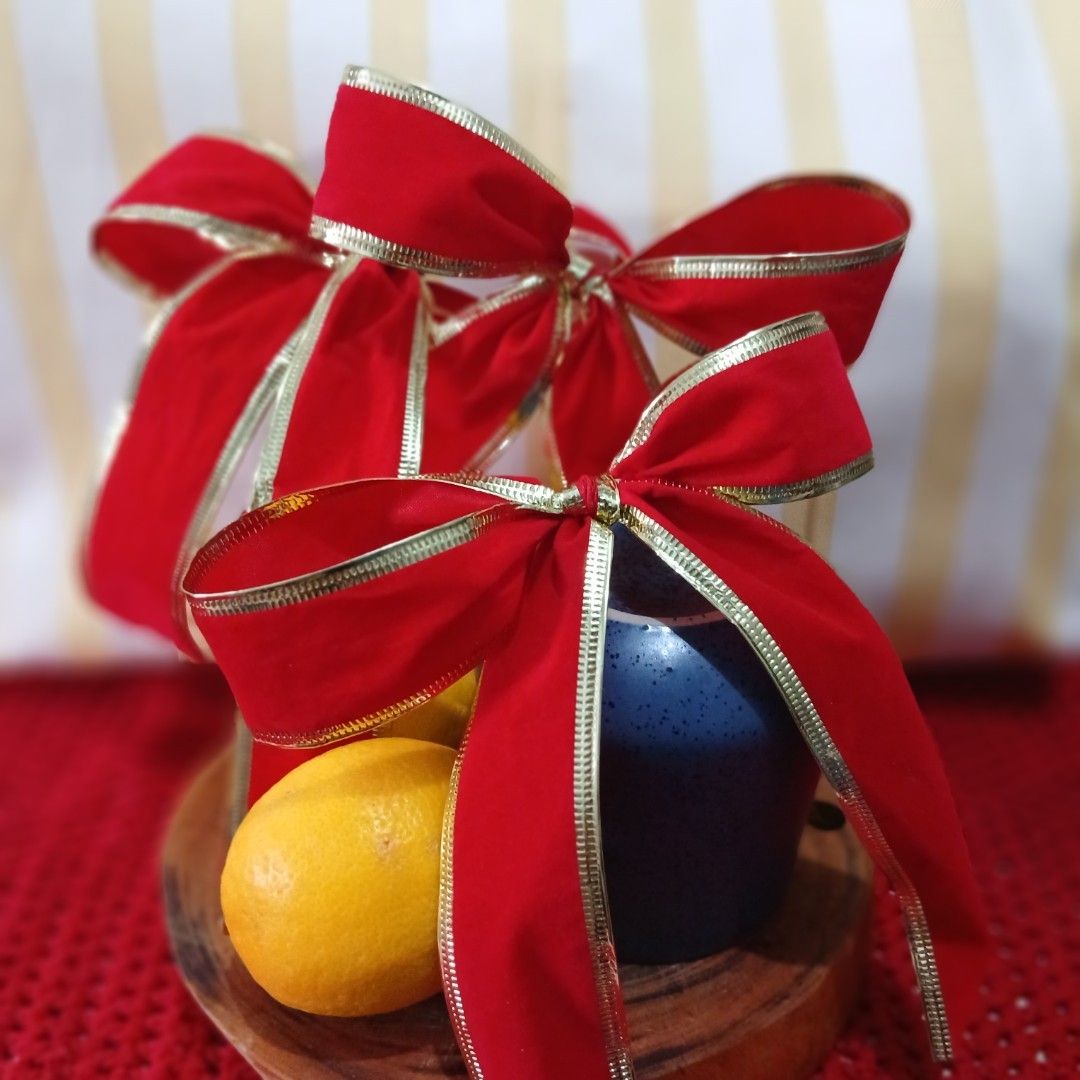 Red Ribbon (Category: Coffee & Tea Tableware) located in Valenzuela. Submitted by janninemose (Listing ID 1462525590, Image 1). Description: - Beautifully decorated gift basket with red ribbon and gold trim. - Includes a dark blue mug. - Comes with two bright yellow lemons. - Rustic wooden basket adds charm. - Ideal for housewarming or holiday gifts. - Ready to be gifted!.