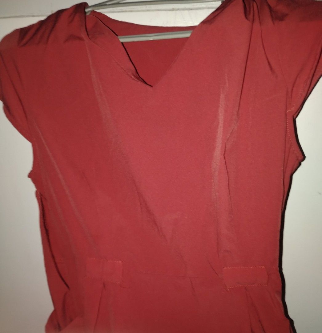 Red V-neck Cap Sleeve Dress (Category: Dresses) located in Agdangan. Submitted by 30069 (Listing ID 1462634994, Image 1). Description: - Stylish red dress - Cap sleeves and V-neckline - Convenient front pockets - Fabric with a slight sheen - No issues - Ideal for casual wear Xs to med Rfs: I need extra funds.