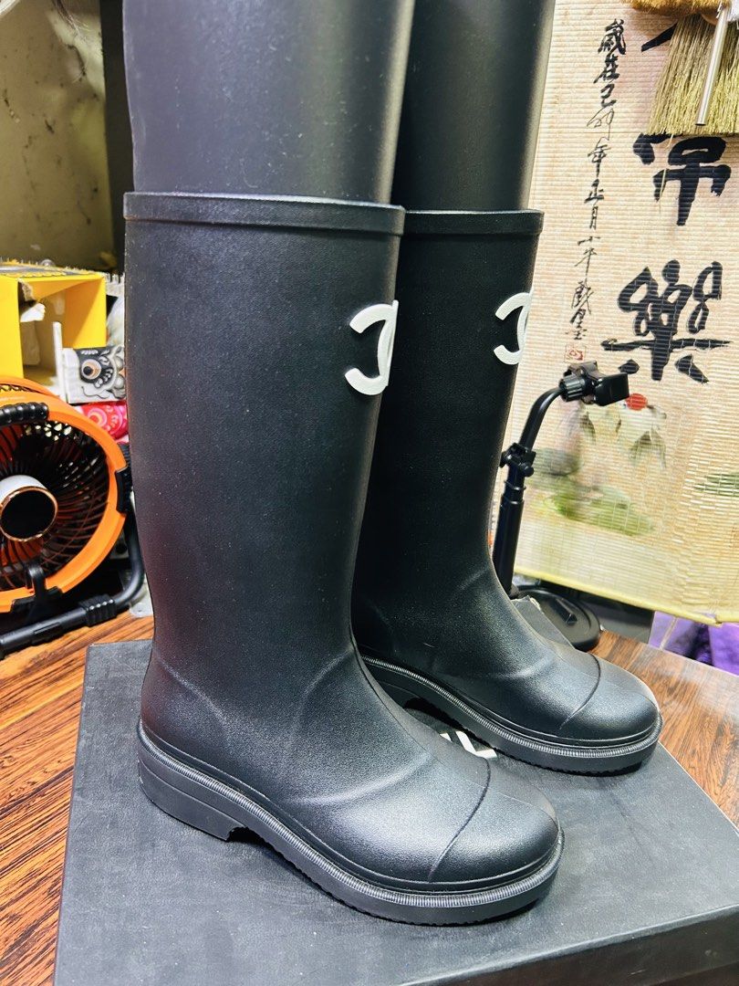 Replica Chanel Black Rubber Rain Boots (Category: Boots) located in Manila. Submitted by starbalesukandjapansurplus (Listing ID 1462448538, Image 3). Description: -scented - Classic black Chanel rain boots - Tall shaft design - Features iconic Chanel logo on the side - Made from durable rubber material - Ideal for rainy days or festivals - Easy to clean - A stylish essential for any fashionista.