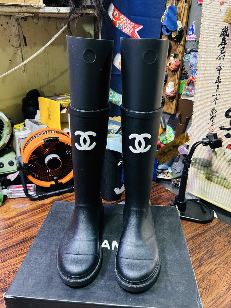 Replica Chanel Black Rubber Rain Boots (Category: Boots) located in Manila. Submitted by starbalesukandjapansurplus (Listing ID 1462448538, Image 1). Description: -scented - Classic black Chanel rain boots - Tall shaft design - Features iconic Chanel logo on the side - Made from durable rubber material - Ideal for rainy days or festivals - Easy to clean - A stylish essential for any fashionista.