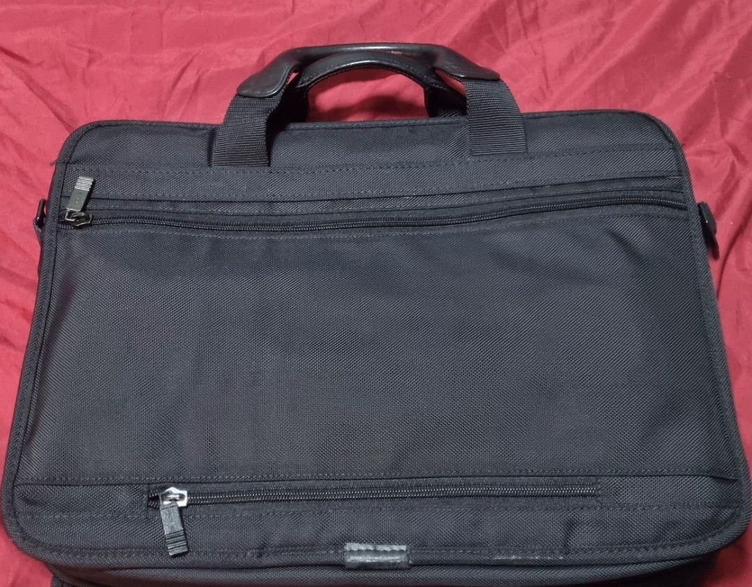 RIOVE Black Laptop Bag / Briefcase (Category: Briefcases) located in Manila. Submitted by ags028705 (Listing ID 1462599460, Image 2). Description: - Black RIOVE laptop bag - Multiple pockets for organization - Main compartment and front zippered pockets - Top handles and detachable shoulder strap - Ideal for work or travel - Fits laptop and other essentials.