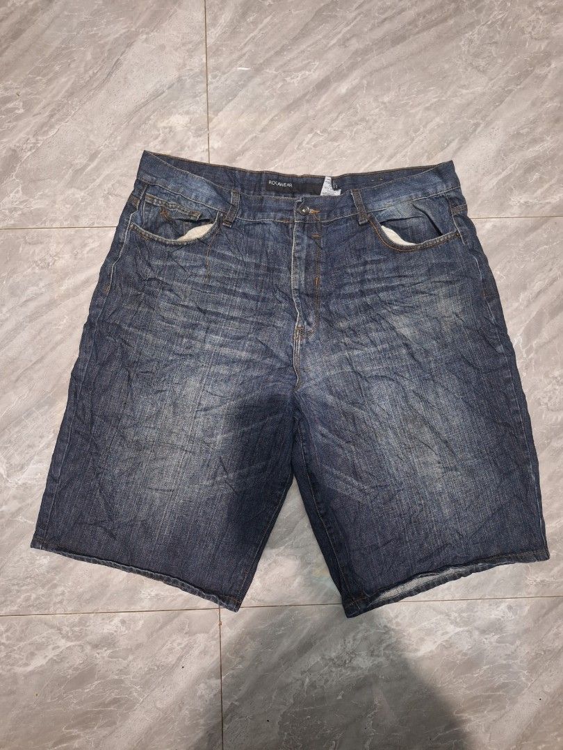 Rocawear Baggy Jorts size 40 (Category: Shorts) located in Palayan City. Submitted by erae_lf (Listing ID 1462621232, Image 1). Description: Rocawear baggy jorts Issue: minimal loose stitching in the pocket excellent condition 9/10 colorrate size waist: 40" length: 25" opening 13" dm location: Palayan City Nueva Ecija.