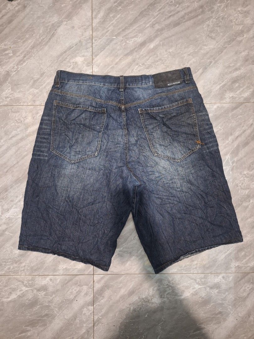 Rocawear Baggy Jorts size 40 (Category: Shorts) located in Palayan City. Submitted by erae_lf (Listing ID 1462621232, Image 2). Description: Rocawear baggy jorts Issue: minimal loose stitching in the pocket excellent condition 9/10 colorrate size waist: 40" length: 25" opening 13" dm location: Palayan City Nueva Ecija.