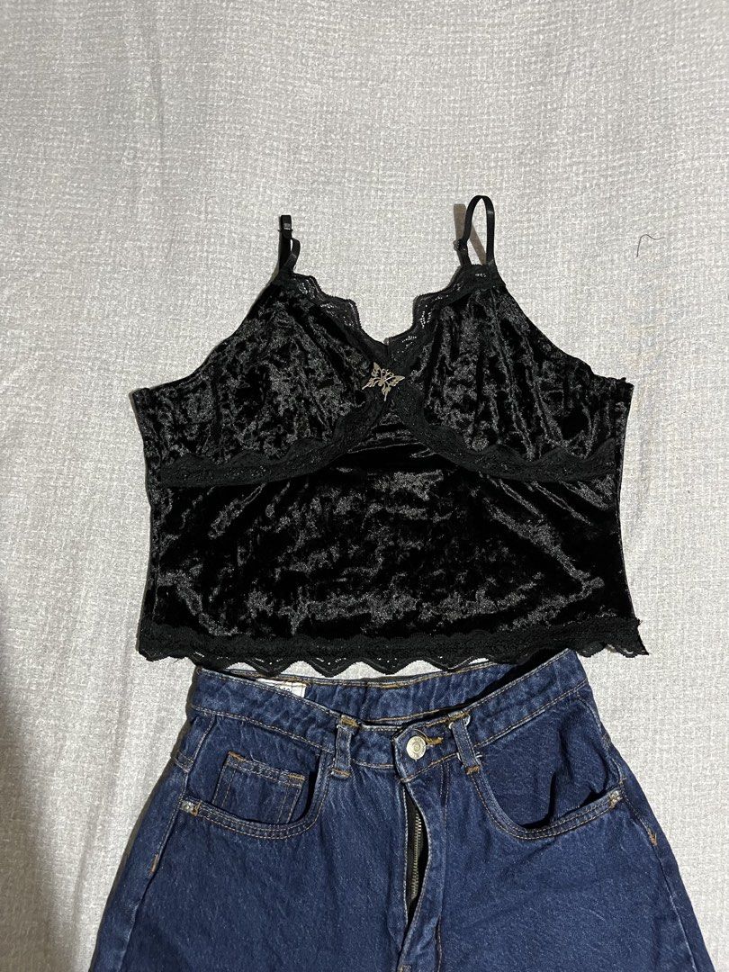 Romwe Black Velvet Cami Top (Category: Sets or Coordinates) located in Manila. Submitted by az0r_ (Listing ID 1462508707, Image 3). Description: - Cute black velvet cami top - Lace trim and adjustable straps - Small bow detail in front.