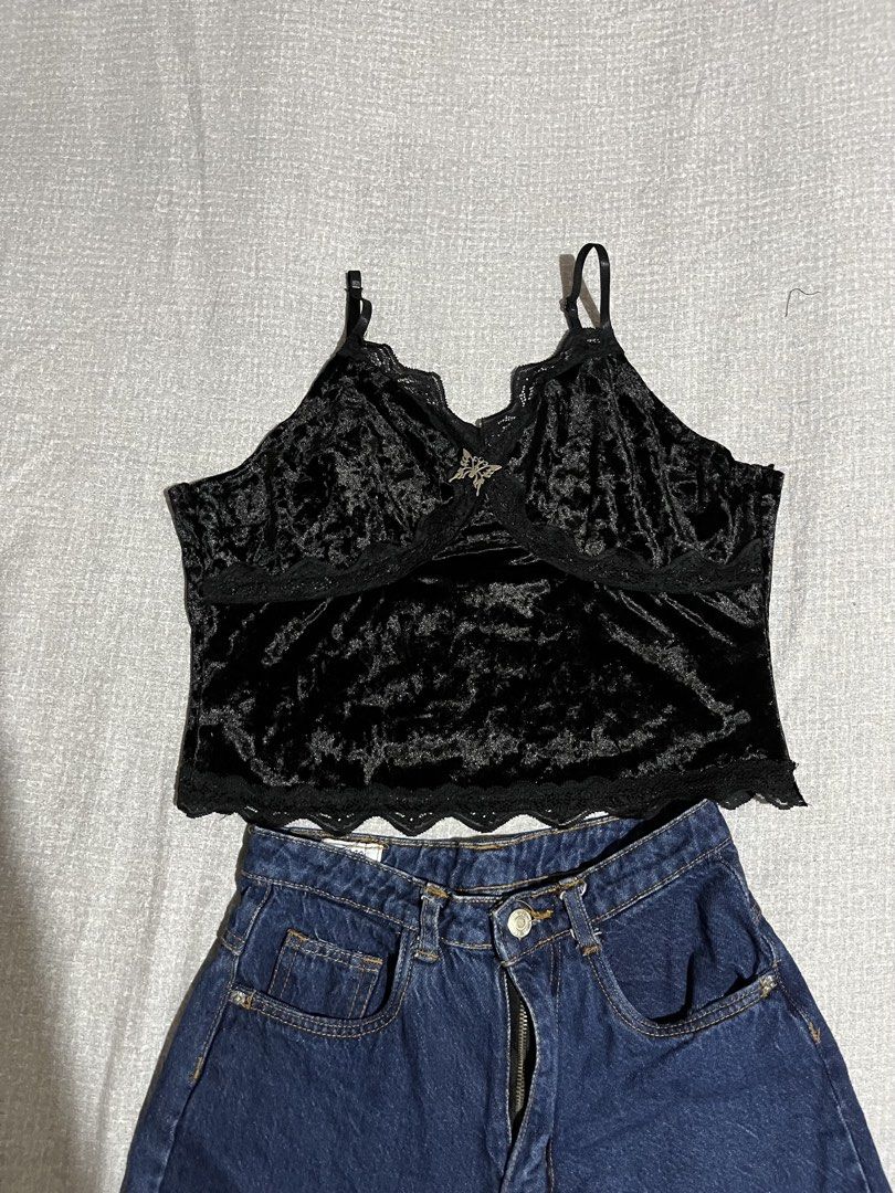 Romwe Black Velvet Cami Top (Category: Sets or Coordinates) located in Manila. Submitted by az0r_ (Listing ID 1462508707, Image 2). Description: - Cute black velvet cami top - Lace trim and adjustable straps - Small bow detail in front.