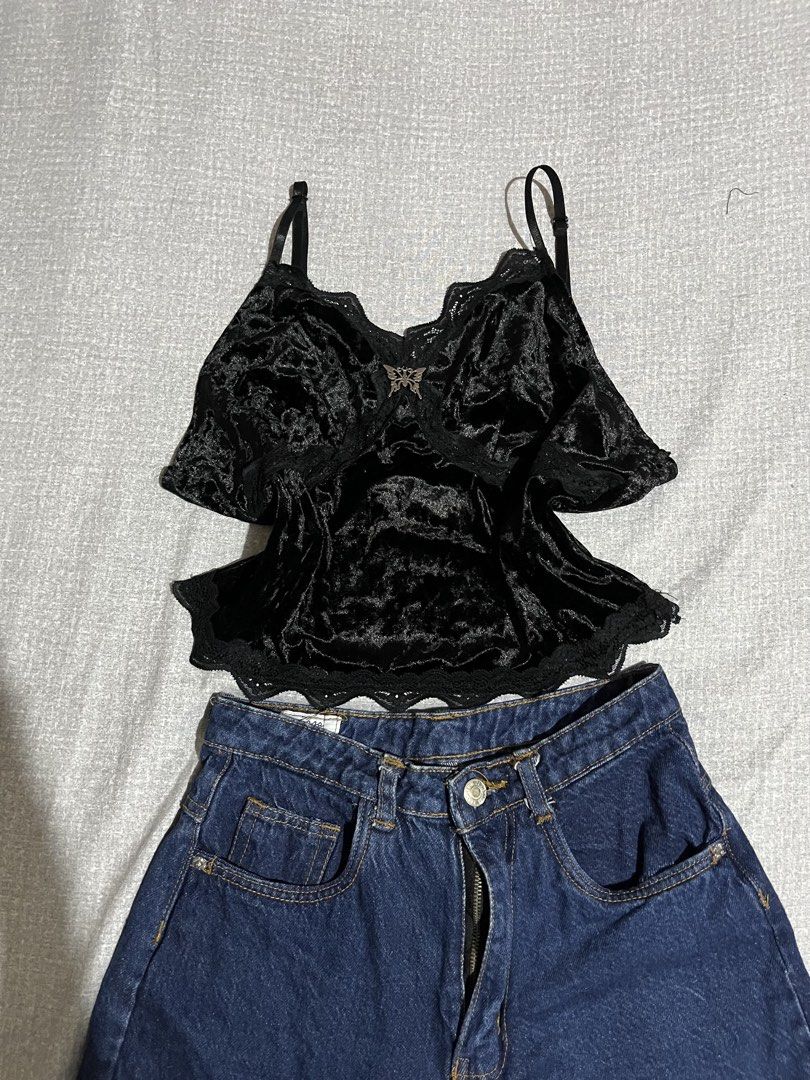 Romwe Black Velvet Cami Top (Category: Sets or Coordinates) located in Manila. Submitted by az0r_ (Listing ID 1462508707, Image 1). Description: - Cute black velvet cami top - Lace trim and adjustable straps - Small bow detail in front.