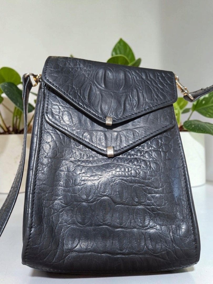 ROSSINI GENUINE CROC LEATHER MOBILE SLING (Category: Cross-body Bags) located in Las Pinas. Submitted by annachiaonair2037 (Listing ID 1462633496, Image 3). Description: ROSSINI GENUINE CROC LEATHER SLING FROM JAPAN 2 COMPARTMENTS DETACHABLE SLING H 8" L 5" W 2" Disclaimer: I am not affiliated with, associated with, or authorized by any of the brands featured posted. Any mention of brand names, trademarks, or logos is solely for identification an