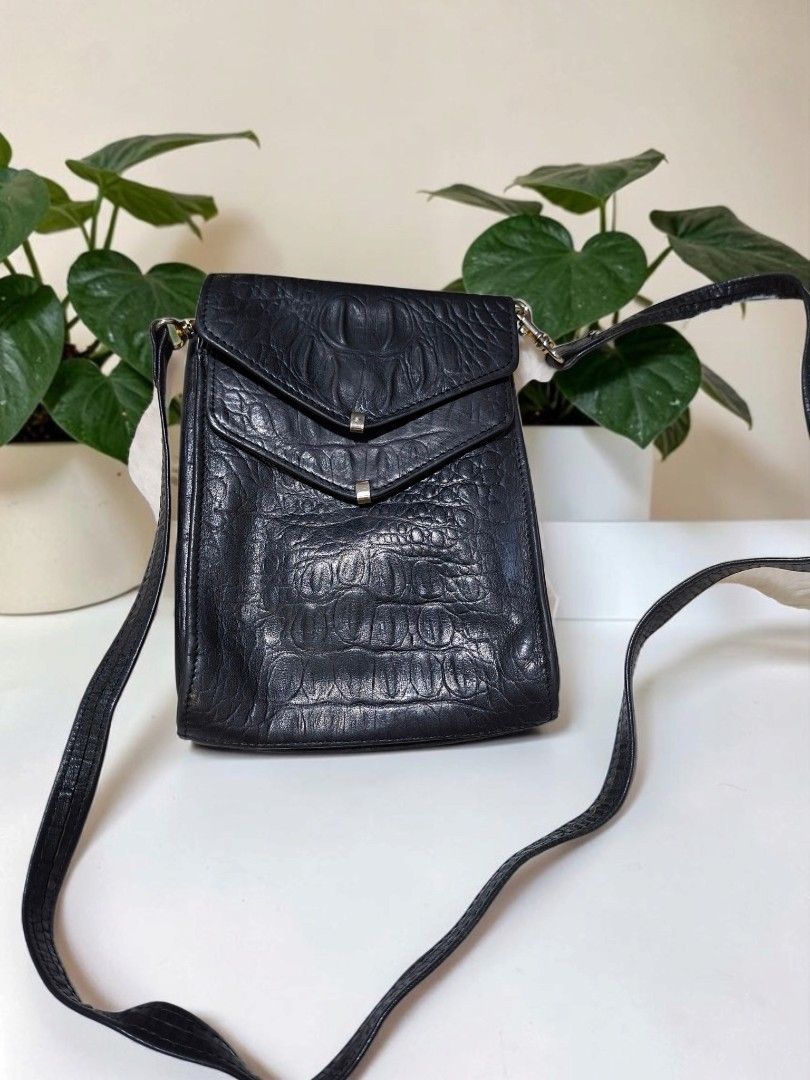 ROSSINI GENUINE CROC LEATHER MOBILE SLING (Category: Cross-body Bags) located in Las Pinas. Submitted by annachiaonair2037 (Listing ID 1462633496, Image 2). Description: ROSSINI GENUINE CROC LEATHER SLING FROM JAPAN 2 COMPARTMENTS DETACHABLE SLING H 8" L 5" W 2" Disclaimer: I am not affiliated with, associated with, or authorized by any of the brands featured posted. Any mention of brand names, trademarks, or logos is solely for identification an
