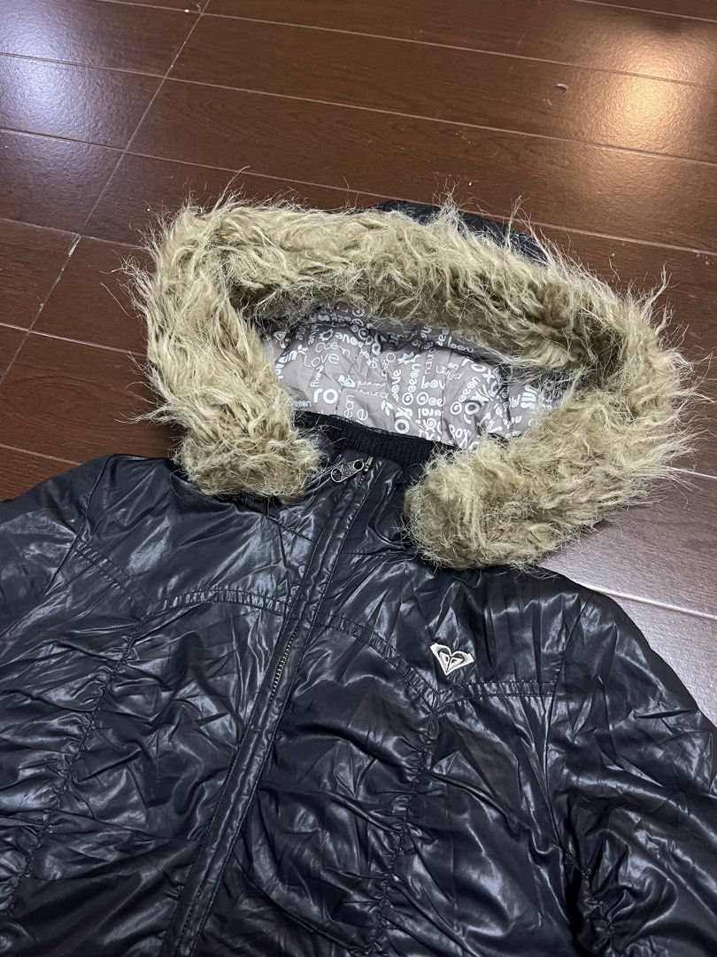 Roxy Fur Puffer Jacket (Category: Coats, Jackets and Outerwear) located in Bacoor. Submitted by ItsShoeGood (Listing ID 1462637026, Image 2). Description: Size Small on tag Excellent condition Detachable fur No issues naman Still puffed.