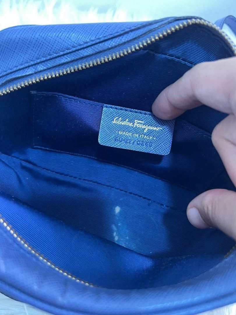 Salvatore Ferragamo camera bag (Category: Luxury Bags & Wallets) located in Passi. Submitted by janbelisario (Listing ID 1462583822, Image 2). Description: Ferragamo Camera Bag Gold n gold pa hardware! Maganda pa po! With dustbag! #10.