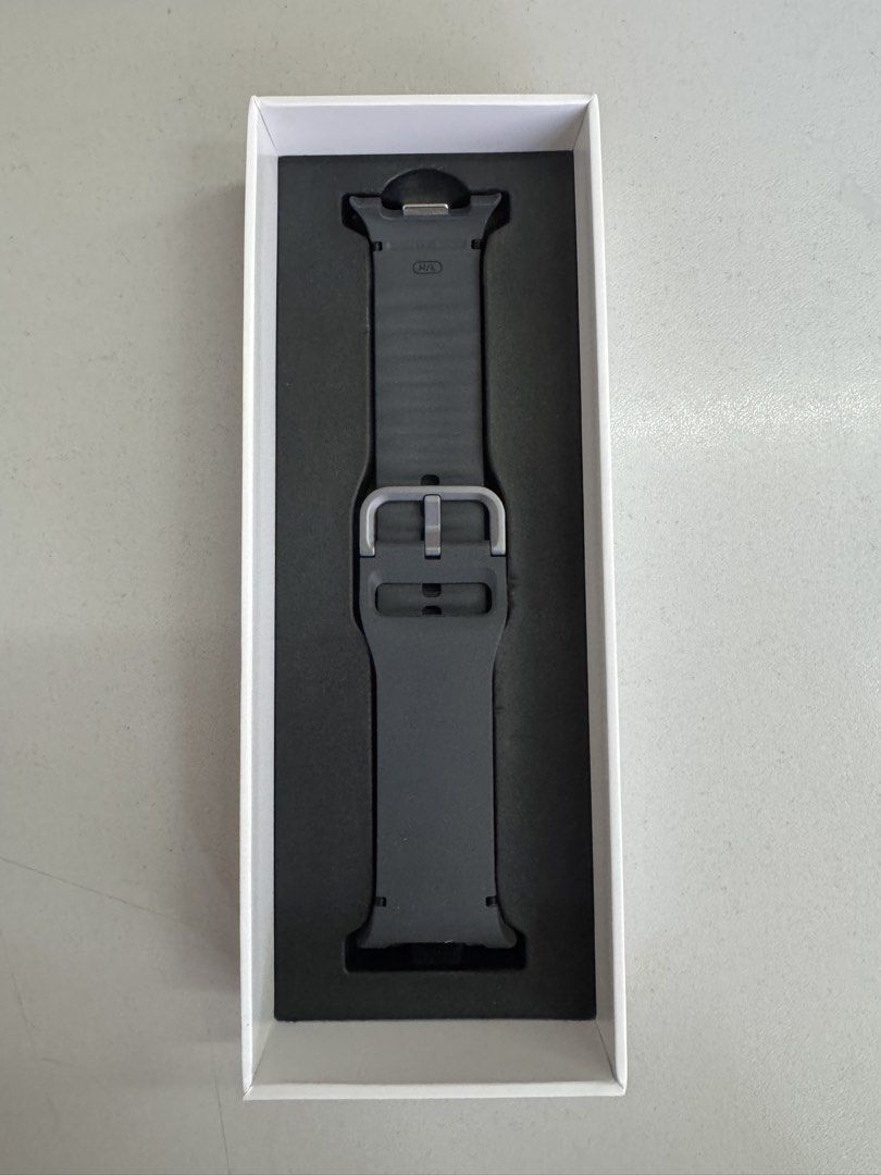Samsung galaxy watch 8 44mm 籃牙版黑色，水貨，極新，未曾使用，配件全齊 （分類：智能穿戴裝置及智能手錶）位於 Hong Kong。 由 jeff2021a 提交（商品編號 1462518653，圖片 3）。簡介： 99.99% 新，藍牙版，未曾使用，荔枝角地鐵站交收，星期一至五 9-5pm , 七天可以退貨 。