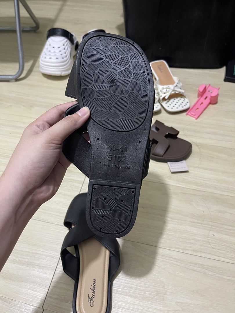Sandals (Category: Sandals) located in Manila. Submitted by _eahmczz (Listing ID 1462510071, Image 3). Description: Never pa nagamit Size: 40-41.