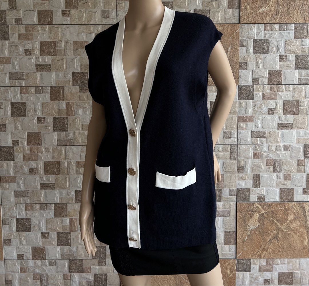 SANDRO - OVERSIZE SLEEVELESS V NECK CARDIGAN (Category: Coats, Jackets and Outerwear) located in Bacolod City. Submitted by timelessbyjosh (Listing ID 1461727046, Image 1). Description: BEST FOR CASUAL & COZY OUTFITS SIZE : ACTUAL COLOR : NAVY BLUE & WHITE COLOR RATE : 10 OUT OF 10 CONDITION : NEAR NEW MATERIAL : 39 % VISCOSE , 32 % POLYAMIDE , 26 % WOOL & e % CASHMERE ( MAIN FABRIC ) & 65 % VISCOSE & 35 % POLYAMIDE MADE IN : CHINA FLAWS : NONE D