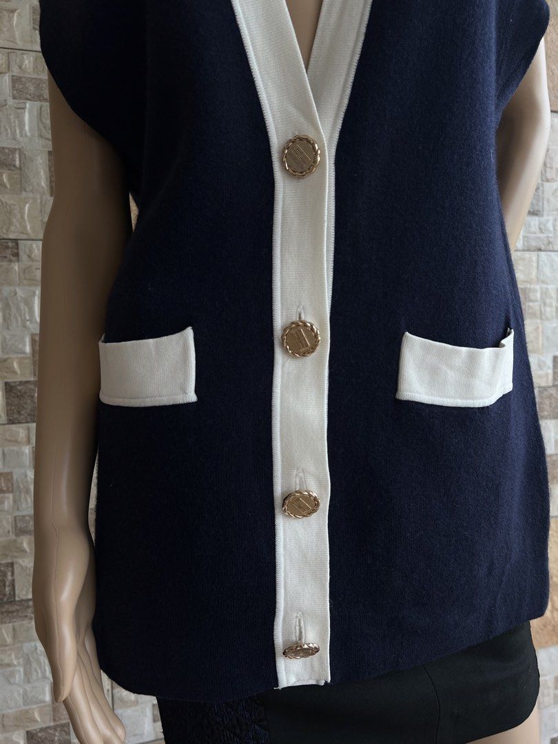 SANDRO - OVERSIZE SLEEVELESS V NECK CARDIGAN (Category: Coats, Jackets and Outerwear) located in Bacolod City. Submitted by timelessbyjosh (Listing ID 1461727046, Image 2). Description: BEST FOR CASUAL & COZY OUTFITS SIZE : ACTUAL COLOR : NAVY BLUE & WHITE COLOR RATE : 10 OUT OF 10 CONDITION : NEAR NEW MATERIAL : 39 % VISCOSE , 32 % POLYAMIDE , 26 % WOOL & e % CASHMERE ( MAIN FABRIC ) & 65 % VISCOSE & 35 % POLYAMIDE MADE IN : CHINA FLAWS : NONE D