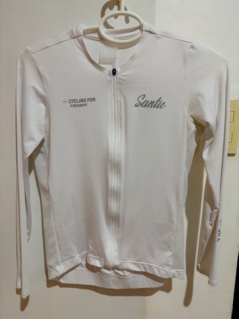Santic Long Sleeve Cycling Jersey White (Category: Activewear) located in Santiago. Submitted by jmss1234 (Listing ID 1462630467, Image 1). Description: - Santic white long sleeve cycling jersey - "CYCLING FOR FREEDOM" graphic on front - Full zip closure - Three back pockets - Mesh panels on sides for enhanced breathability - Ideal for cycling enthusiasts -xs to med.