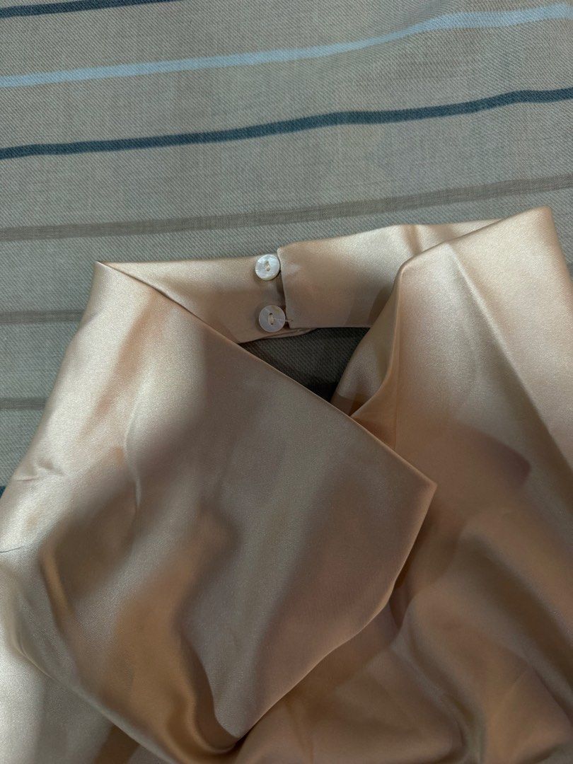 Satin Cowl Neck Top (Category: Sleeveless) located in Valenzuela. Submitted by rachmcadams (Listing ID 1462510682, Image 3). Description: • From a Vietnam brand in the 🍊app • Good as new, used once • No issues • Fits S-M • Good quality satin fabric, hindi manipis. Super nice color too! P.S. First photo is my personal when-worn RFS: Decluttering What you see is what you get! .