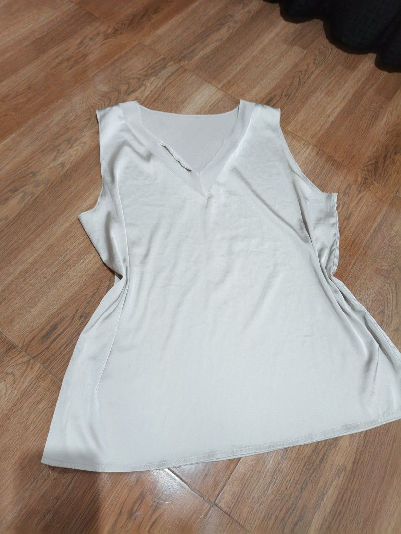 Satin V-neck Sleeveless Top (Category: Sleeveless) located in Valenzuela. Submitted by emotika (Listing ID 1462454611, Image 1). Description: - Lightweight satin fabric - V-neckline - Sleeveless design - Features a subtle sheen - Perfect for layering or wearing alone - Simple and versatile.