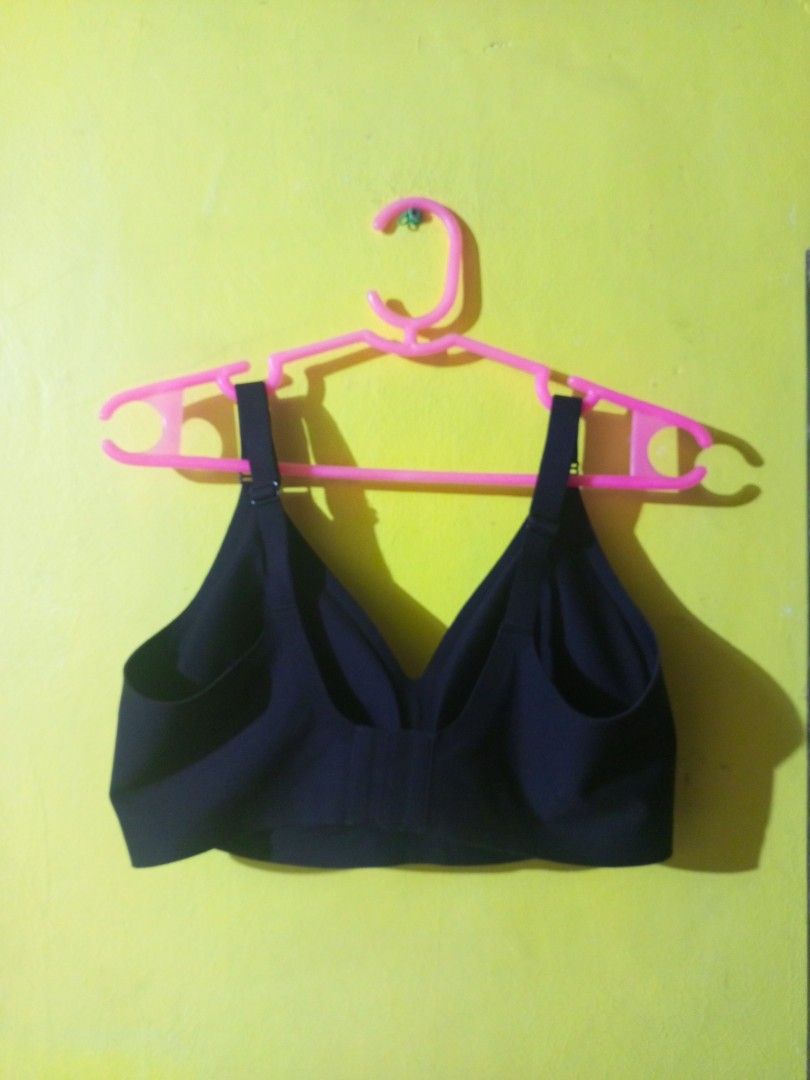 Seamless Black Bra Size: Large (Category: Undergarments & Loungewear) located in Navotas City. Submitted by vanilla_sandalwood (Listing ID 1462602350, Image 3). Description: -No Brand -Nylon Spandex -Color:Black -Seamless Bra -Non wire -Like New -Good Condition.
