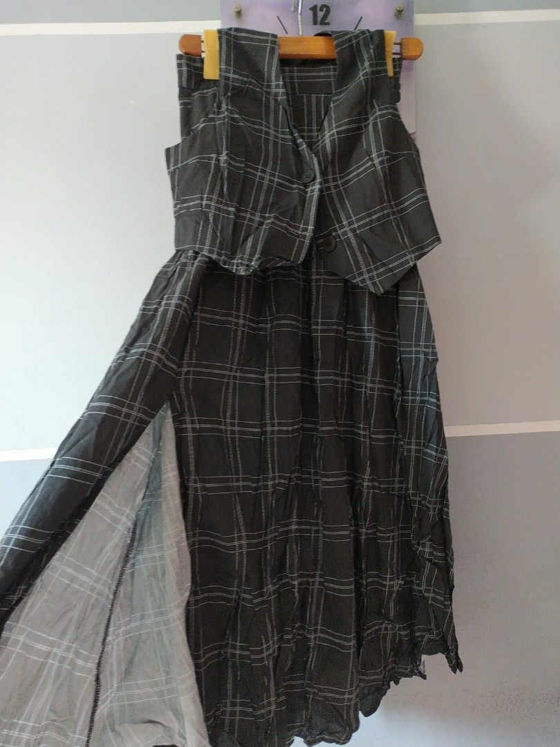 Set skirt and vest small (Category: Sets or Coordinates) located in Manila. Submitted by timtam04 (Listing ID 1462441276, Image 2). Description: includes in buy1take1 promo. small.
