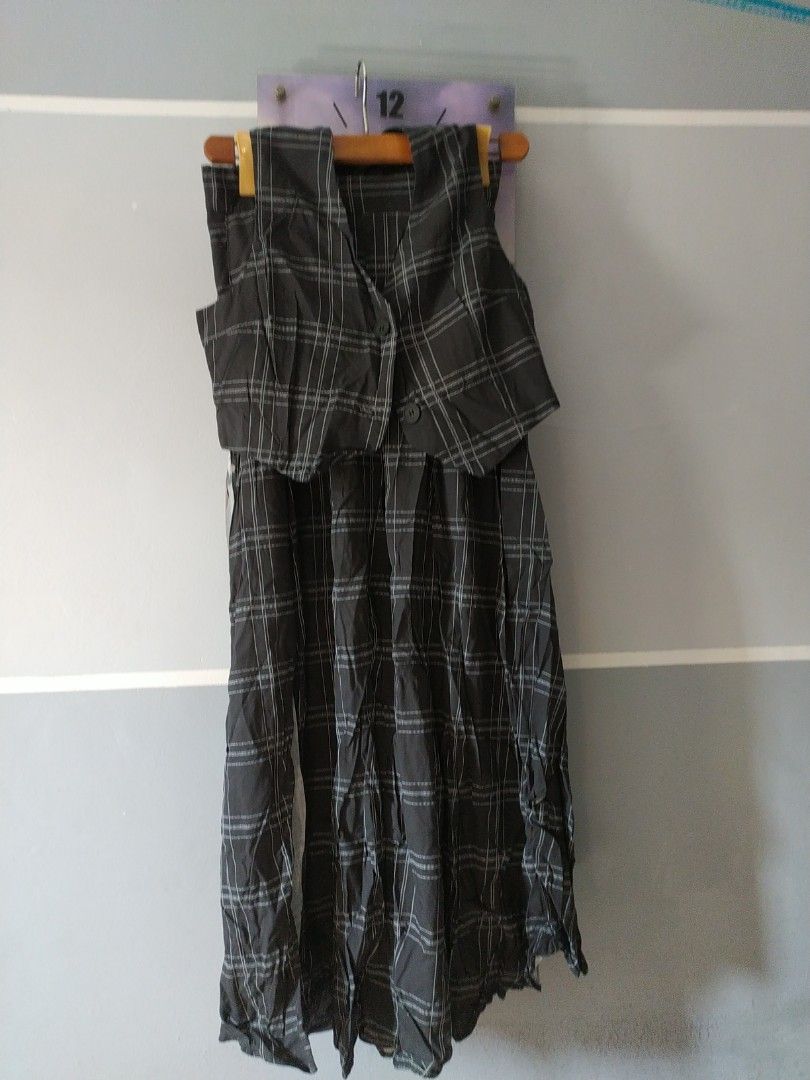 Set skirt and vest small (Category: Sets or Coordinates) located in Manila. Submitted by timtam04 (Listing ID 1462441276, Image 1). Description: includes in buy1take1 promo. small.