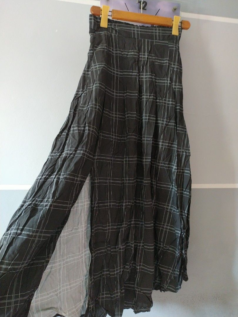 Set skirt and vest small (Category: Sets or Coordinates) located in Manila. Submitted by timtam04 (Listing ID 1462441276, Image 3). Description: includes in buy1take1 promo. small.