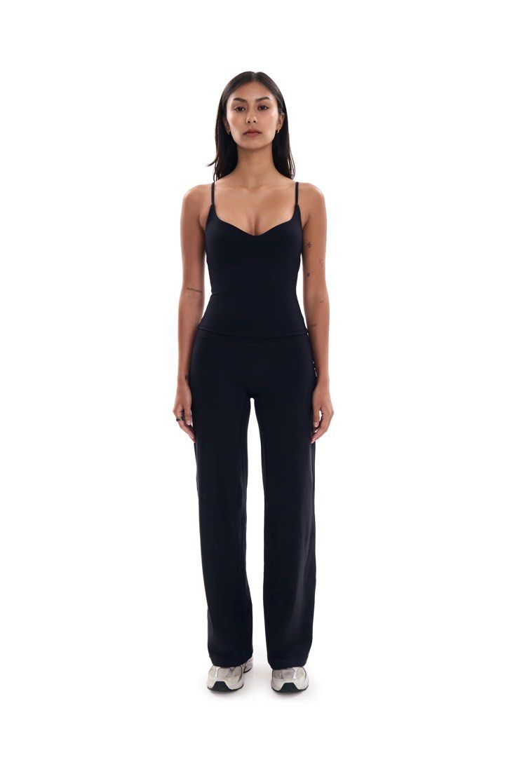 Shape Active Straight Leg Pants (Category: Activewear) located in Cavite. Submitted by silentriver_a4ca54 (Listing ID 1462573608, Image 1). Description: Name: Tone Straight Leg Pants - Black Size: L RFS: NOT MY SIZE .