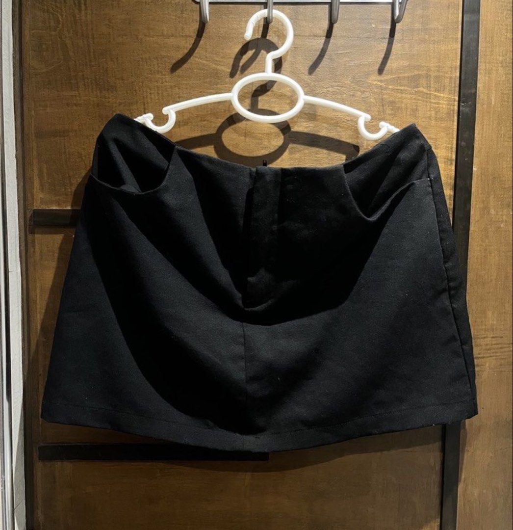SHEIN Black Skirt Size L (Category: Skirts) located in Las Pinas. Submitted by francesaly (Listing ID 1462558635, Image 1). Description: - Brand: SHEIN - Color: Black - Size: L - Closure: Zipper - Material: Polyester and Viscose blend - Style: Perfect for casual outings or dressing up - Condition: Please check photos for details.